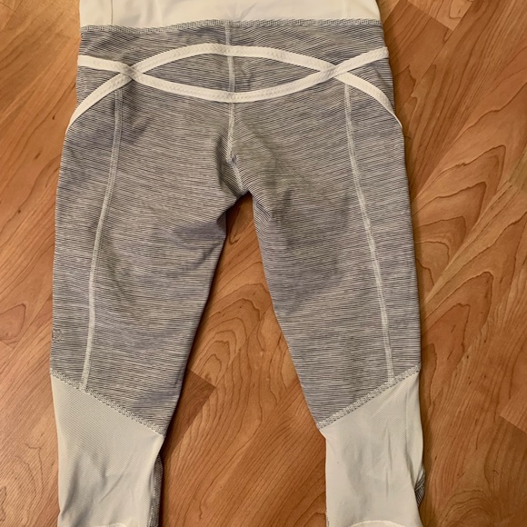 Beautiful Cropped Lululemon Leggings Size 2 - Picture 2 of 7